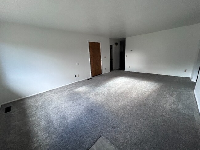 Foto del edificio - 424 Forest Vale Cir