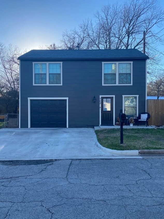 Photo - 702 Academy St (Bryan, TX)