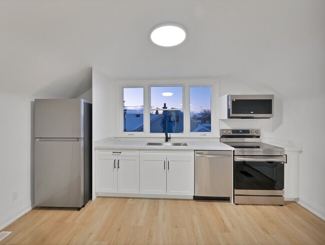 Building Photo - 647 Limeridge Rd E