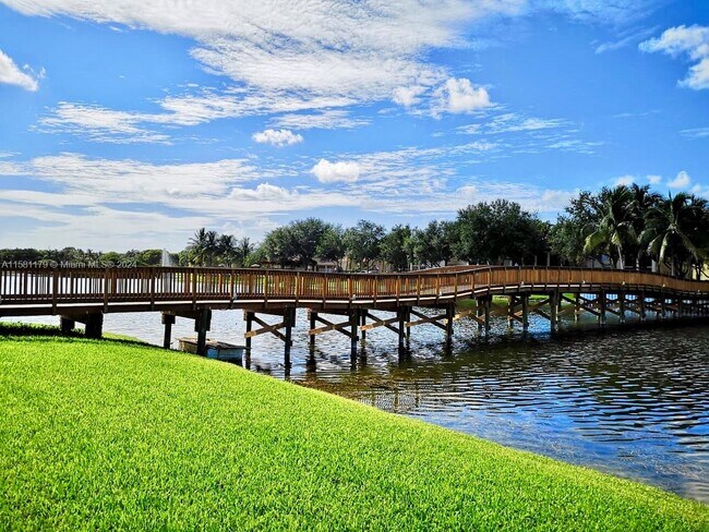 Foto del edificio - 2412 Centergate Dr