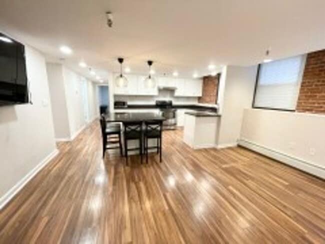 Building Photo - Gorgeous Fenway 4 Bed/2 Bath on Hemenway St for September 1st.  Students Welcome!!!