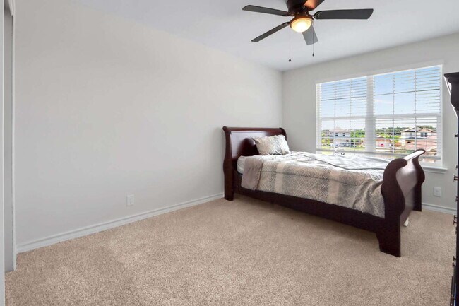 Building Photo - "Spacious 5-Bedroom Home with 3.5 Full Bat...