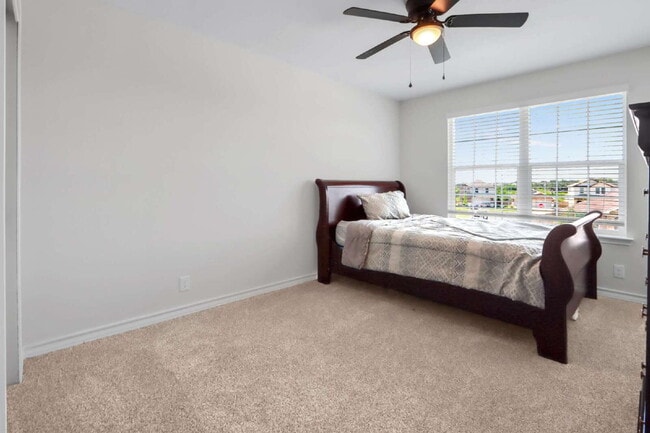 Foto del edificio - "Spacious 5-Bedroom Home with 3.5 Full Bat...