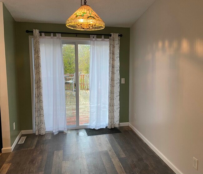 Área de comedor - 3137 Pearl Street Rd