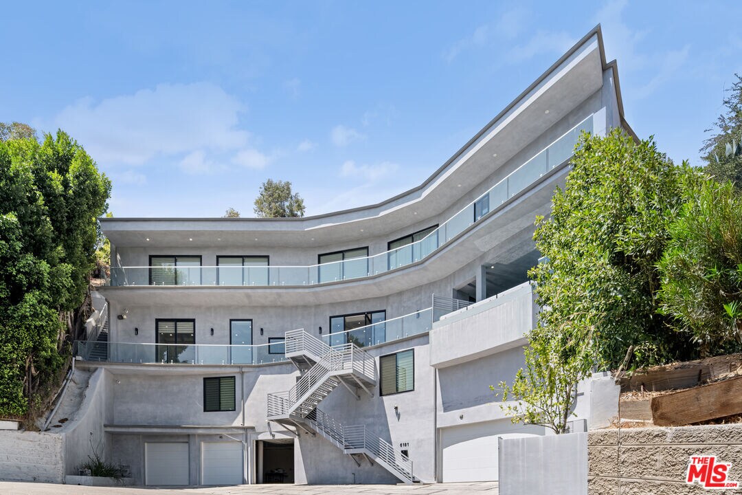 Foto principal - 6181 Temple Hill Dr