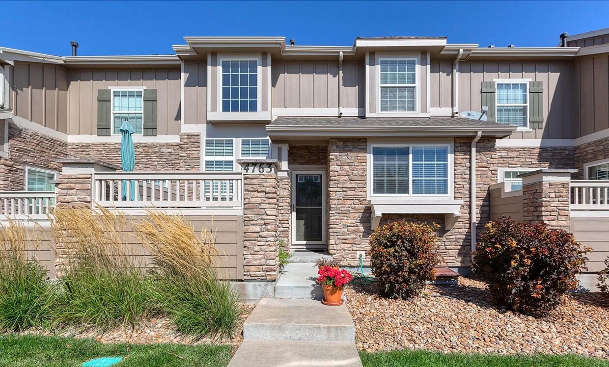 Primary Photo - Beautiful Broomfield Townhome with Garage ...
