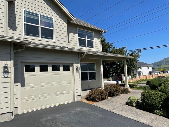 Building Photo - Very Nice 2 Bedroom 2.5 Bath Townhome-Loca...