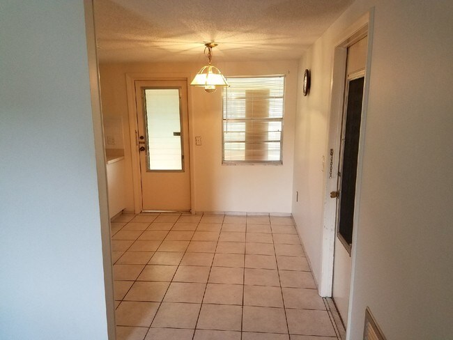 Cocina comedor conducen a la sala de la florida - 6317 Estate Dr