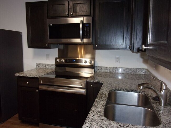 Building Photo - 3 Bedroom 2 Bath Home across from city park