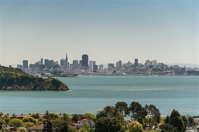 Foto del edificio - 90 Lyford Dr