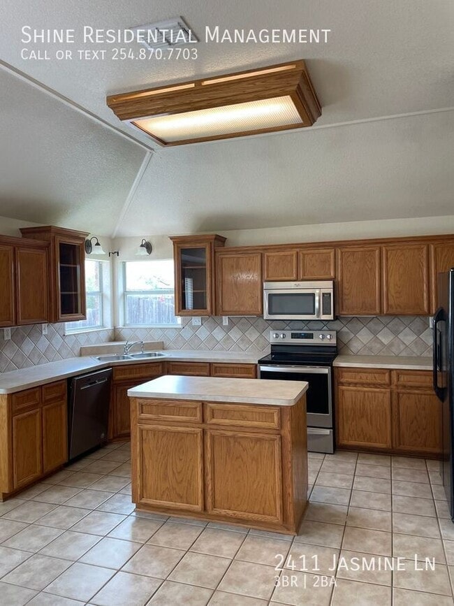 Foto del edificio - 2411 Jasmine Ln