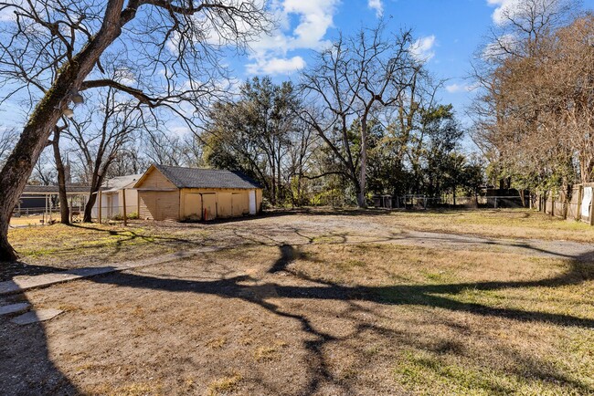 Building Photo - Gorgeous Brick Home, 4 Bedroom 2 Bath Avai...