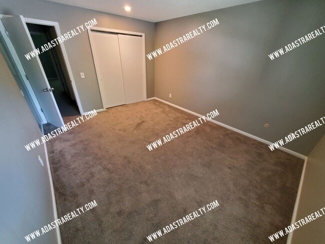 Building Photo - Very Nice 3 Bedroom/1 Bath Duplex in Olathe-Available in JULY!!!