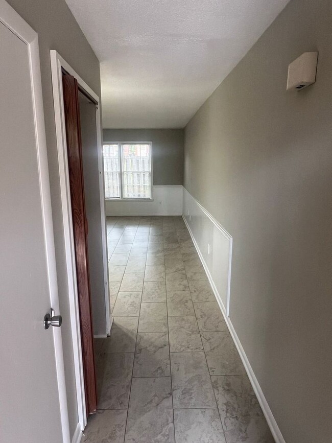Building Photo - READY NOW!! 2 bedroom 1.5 bathroom in Snel...