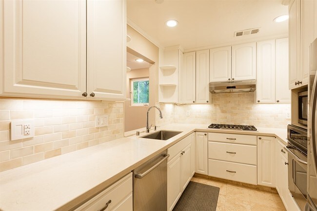 Building Photo - Beautiful Westwood Knolls rental