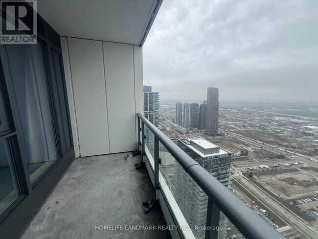 Photo du bâtiment - 950 Portage Pkwy