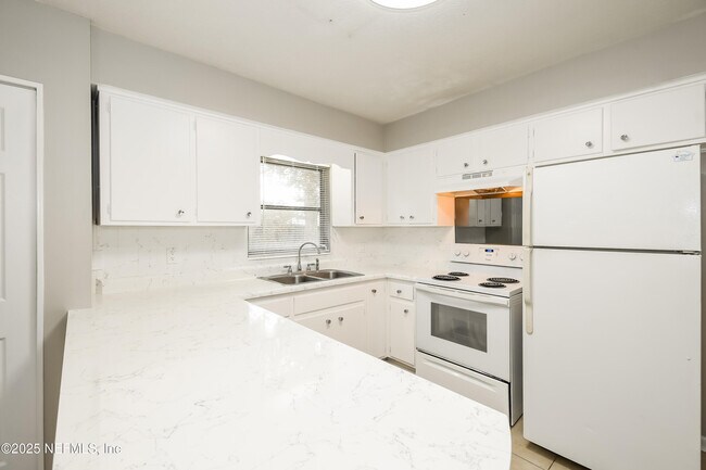 Building Photo - 5822 Jaguar Dr W