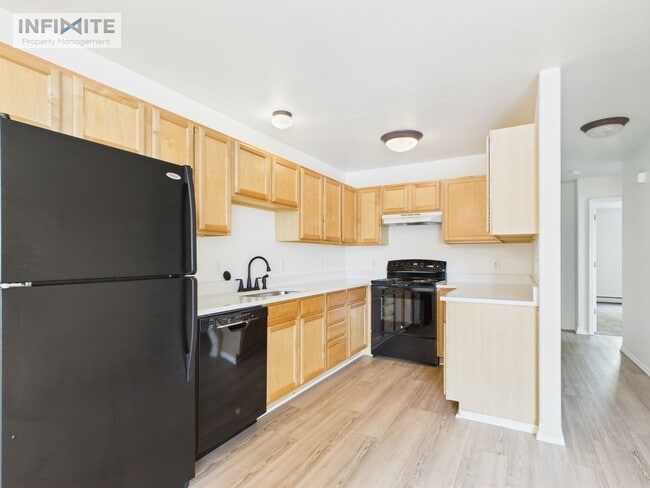 Building Photo - Renovated Condo - 3 Bedroom/2 Bath