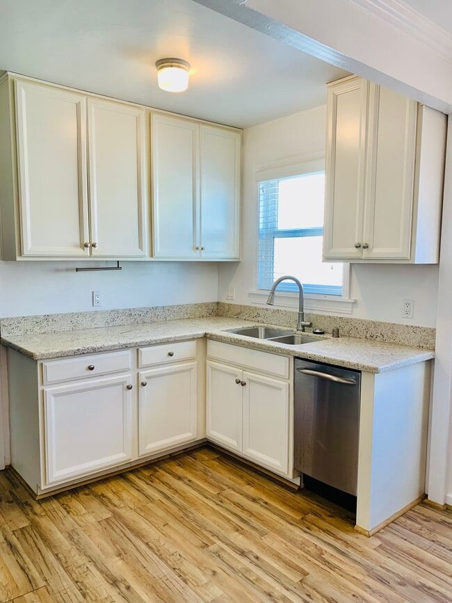 Building Photo - Spectacular location very close to the beach, San Clemente Pier and Del Mar Shopping Street!