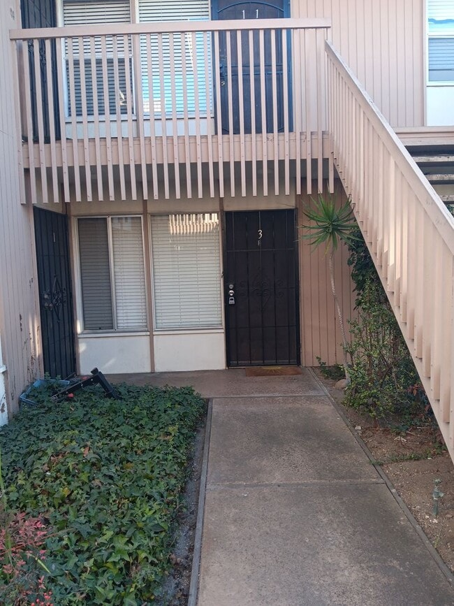 Building Photo - HILLCREST LOVELY ONE BEDROOM