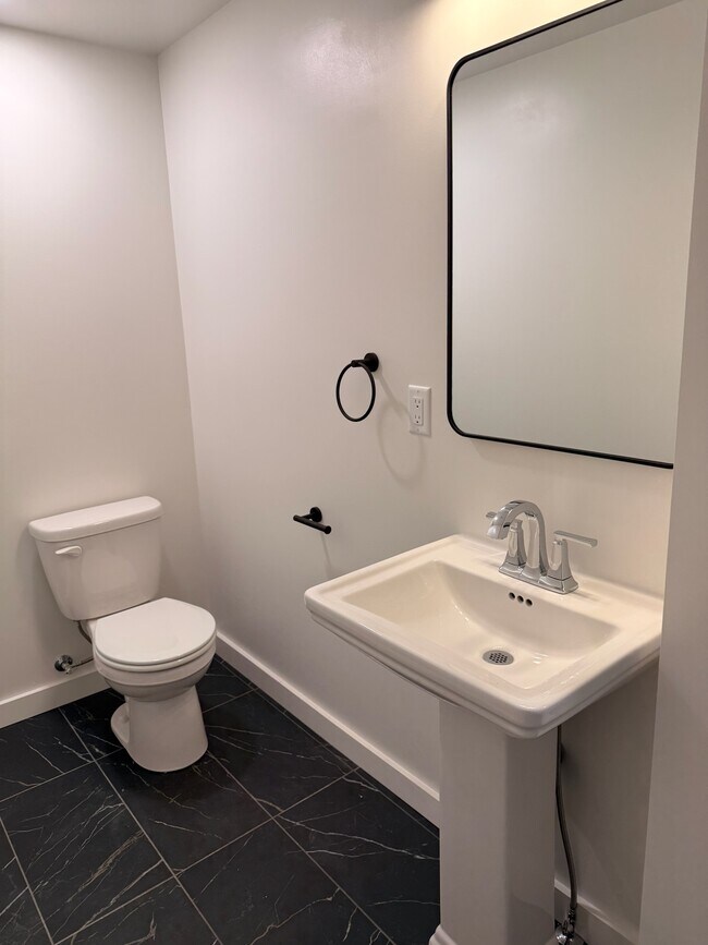 Baño 1 - 1925 W Pacific Ave