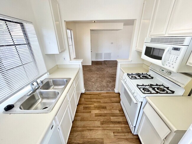 Foto del edificio - ADORABLE UPSTAIRS CONDO! 2 BEDROOM / 2 FUL...