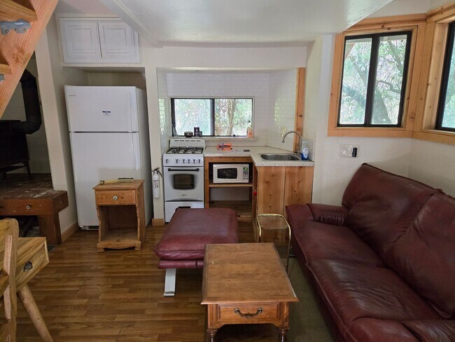 Building Photo - Tiny Home Available off Lime Kiln Rd Close...