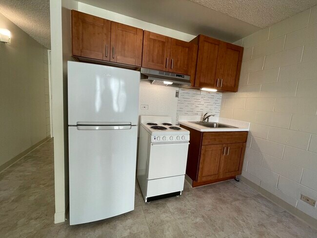 Building Photo - LIKINI WEST studio, pkg, sec, pool