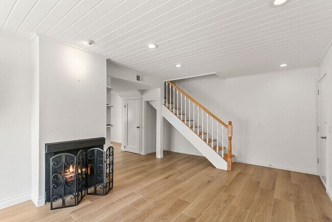 Foto del edificio - End-Unit Townhouse in Prime Newport Beach ...