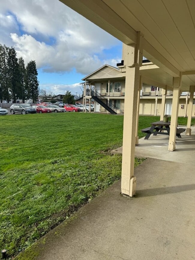 Building Photo - Renovated 2 bedroom Apartments available! ALL utilities included!