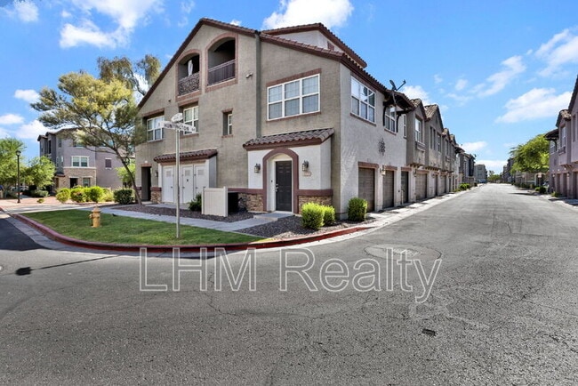 Building Photo - 2210 E Huntington Dr