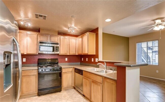 Foto del edificio - STUNNING GATED CONDO UNIT 1ST FLOOR UNIT W...