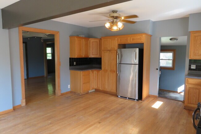 Building Photo - 1718 IL-23