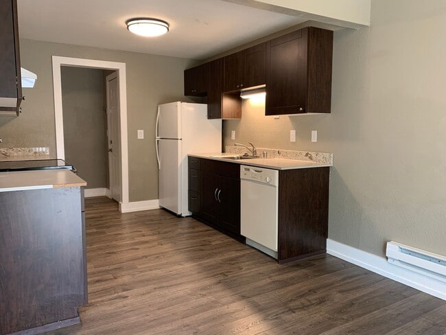 Building Photo - 2 Bedroom/1bath in Tacoma - 4Plex  (OPEN H...