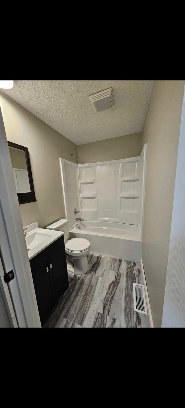 Building Photo - 4539 Valley View Dr