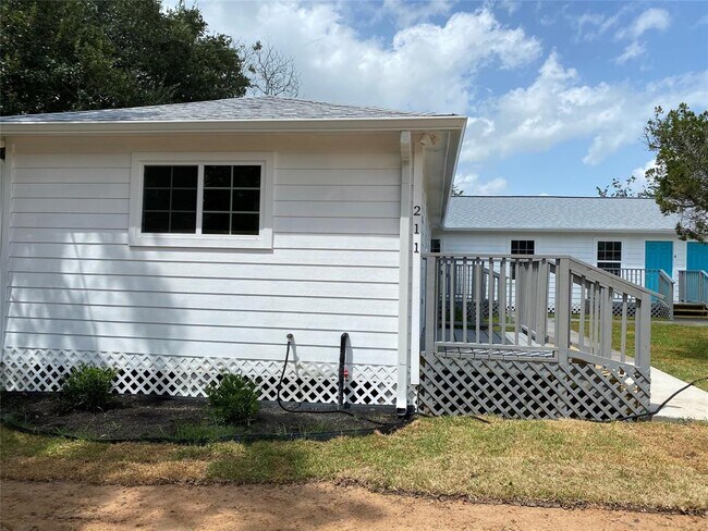 Building Photo - 211 Lulac St