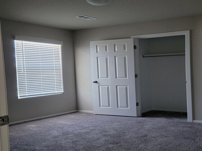 Building Photo - 1031 MeadowRidge ln