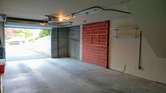 Building Photo - 242 Elm St
