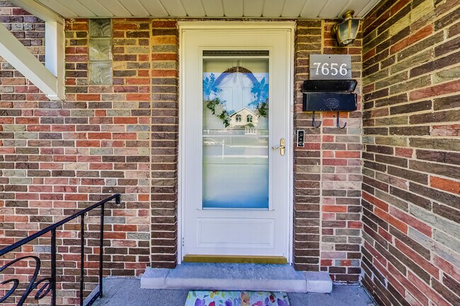 Foto del edificio - 7656 N Olcott Ave