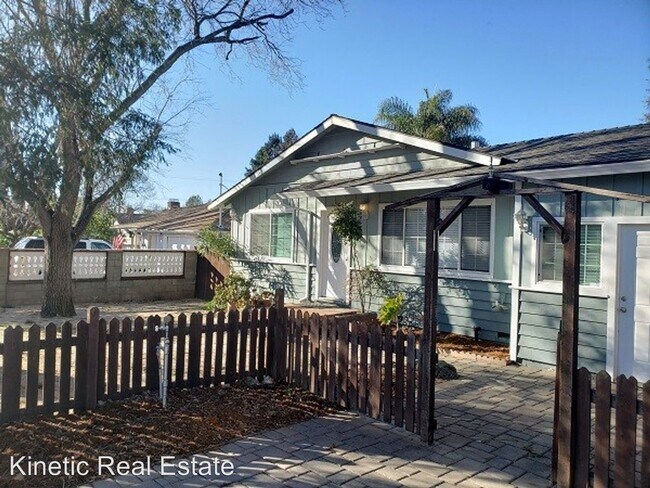 Building Photo - 3 br, 1.5 bath House - 3219 Wren Ave