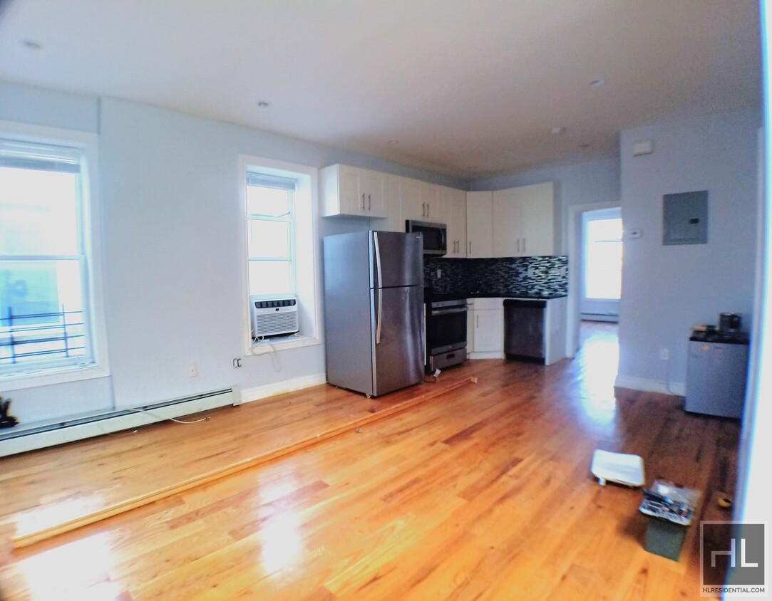 Primary Photo - Large Sunny Four-Bedroom apartment with Sp...