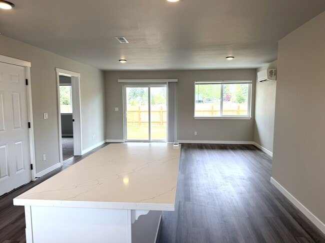 Foto del edificio - 4937 Sleater Kinney Rd NE