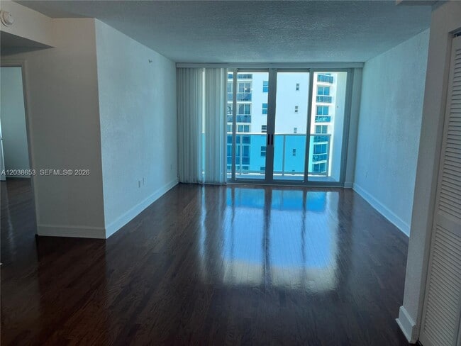 Foto del edificio - 7501 E Treasure Dr