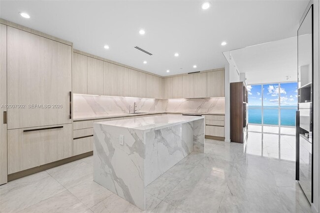 Foto del edificio - 100 South Pointe Dr