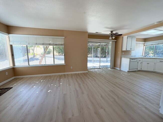 Foto del edificio - 4 Bed, 2.5 Bath Rent Ready Home In Antioch