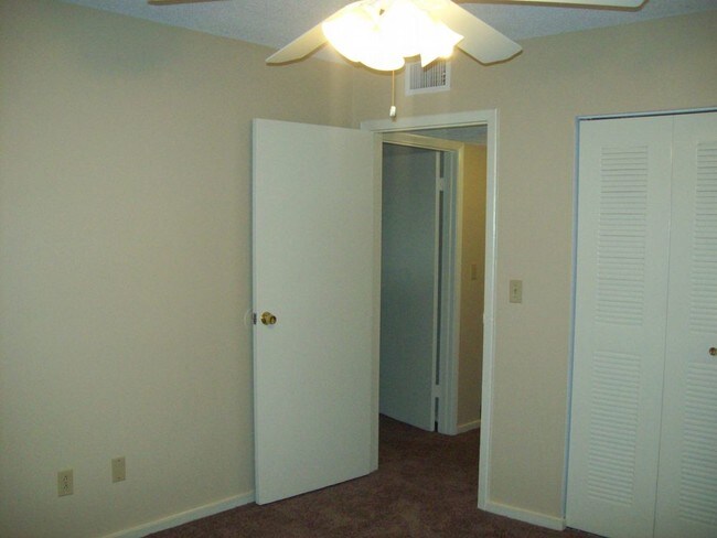 Building Photo - 2/2 in The Oaks PENDING LEASE