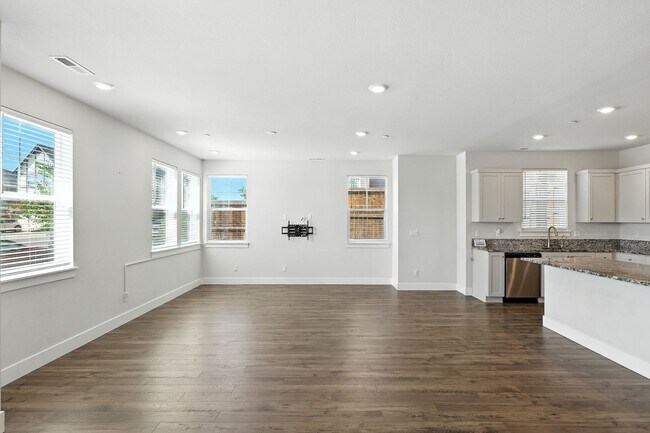 Foto del edificio - Spacious 4-Bedroom Home, Plus Den/Office with Modern Upgrades and Great Amenities