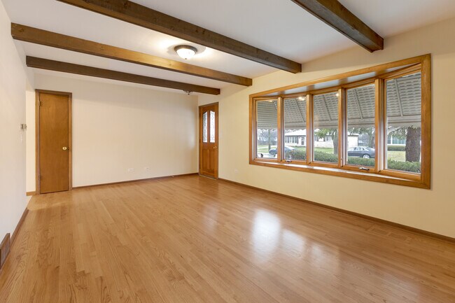 Building Photo - 621 Trent Ln
