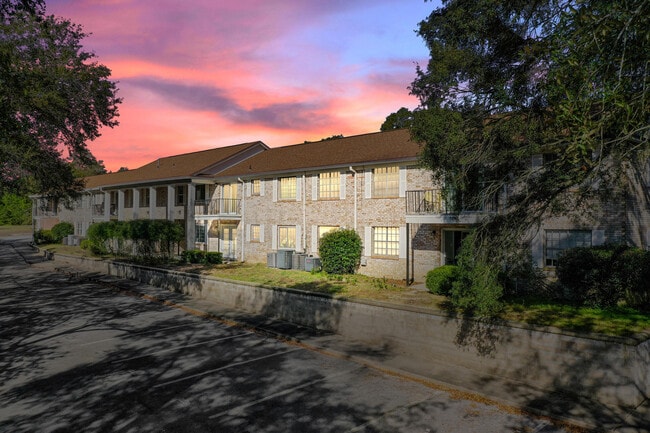 Building Photo - 115 Country Club Dr