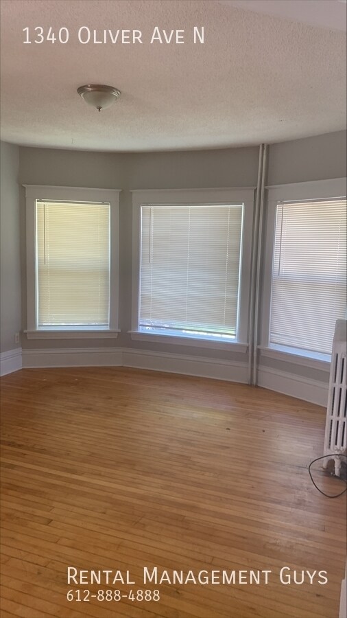 Building Photo - Large 3 Bedroom! Ready to Rent!